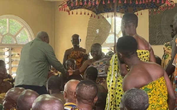 John Mahama was at the Manhyia Palace a week to the election to seek Otumfuo's blessings