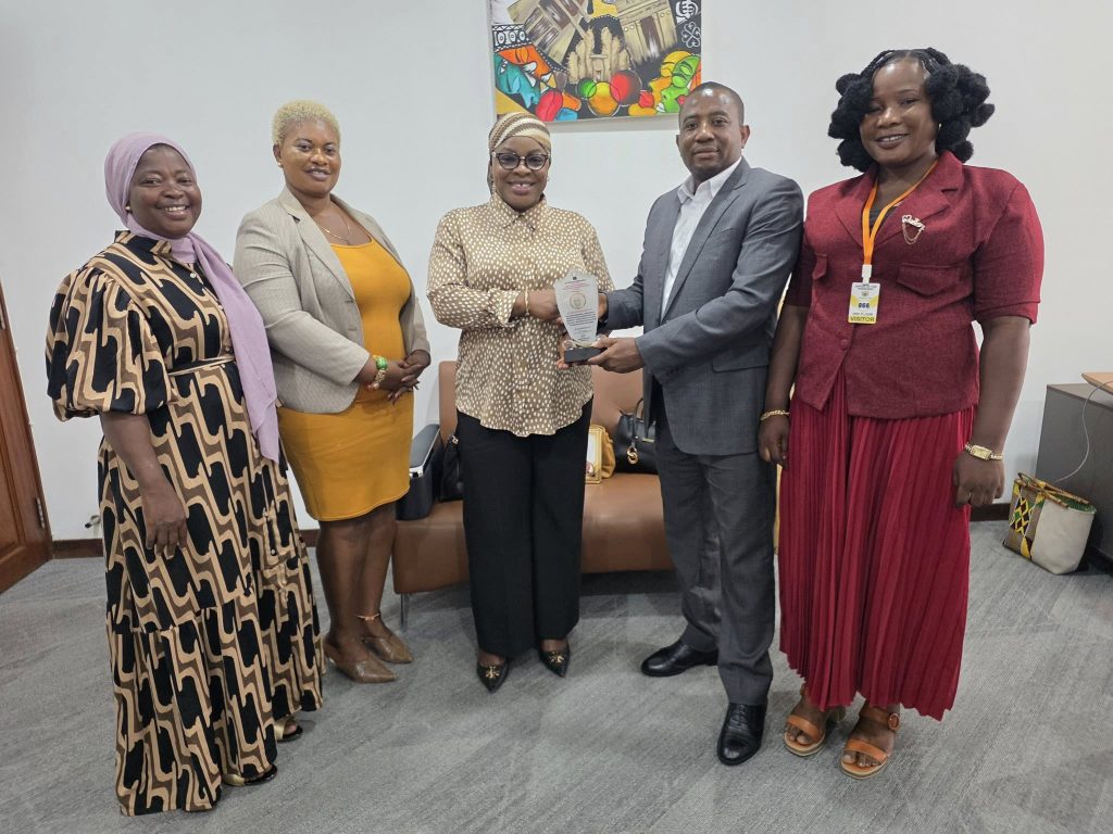 Shamima Muslim honoured for excellence in media communication 2 sm2