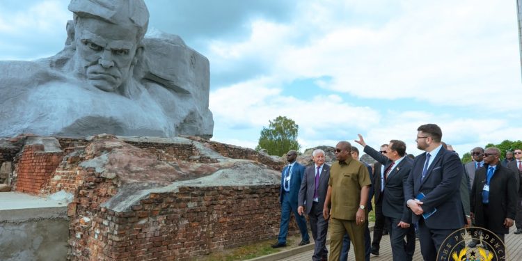 Belarus: Governor of Brest hosts President Mahama after tour of Hero Fortress. 1 m1