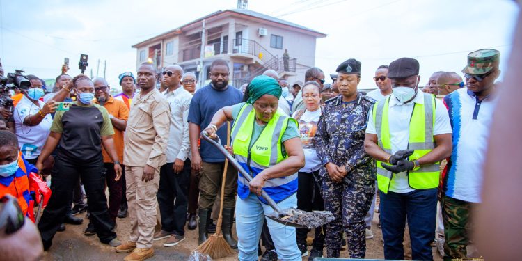 Vice President Leads National Clean-Up Exercise at Nungua, Calls for Greater Environmental Responsibility 1 VEEP