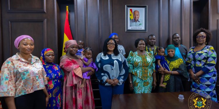 Veep meets Kayayei Association over livelihood challenges
